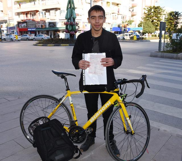 Kırmızı ışıkta geçen, kasksız bisikletliye 420 lira ceza