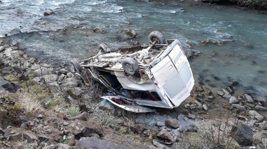 Minib&uuml;s dere yatağına devrildi: 1 yaralı