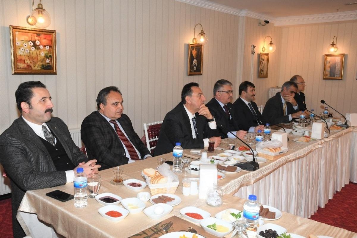 Vali Yazıcı: "Vatandaşı g&uuml;ler y&uuml;zle karşılayın"