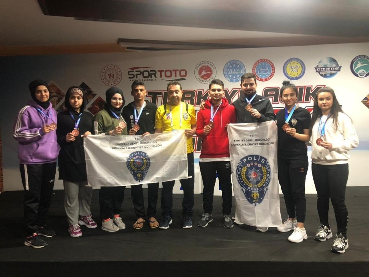 Polis G&uuml;c&uuml; Spor Kul&uuml;b&uuml; Gen&ccedil;ler Birliği Kick Boks madalyalarla d&ouml;nd&uuml;