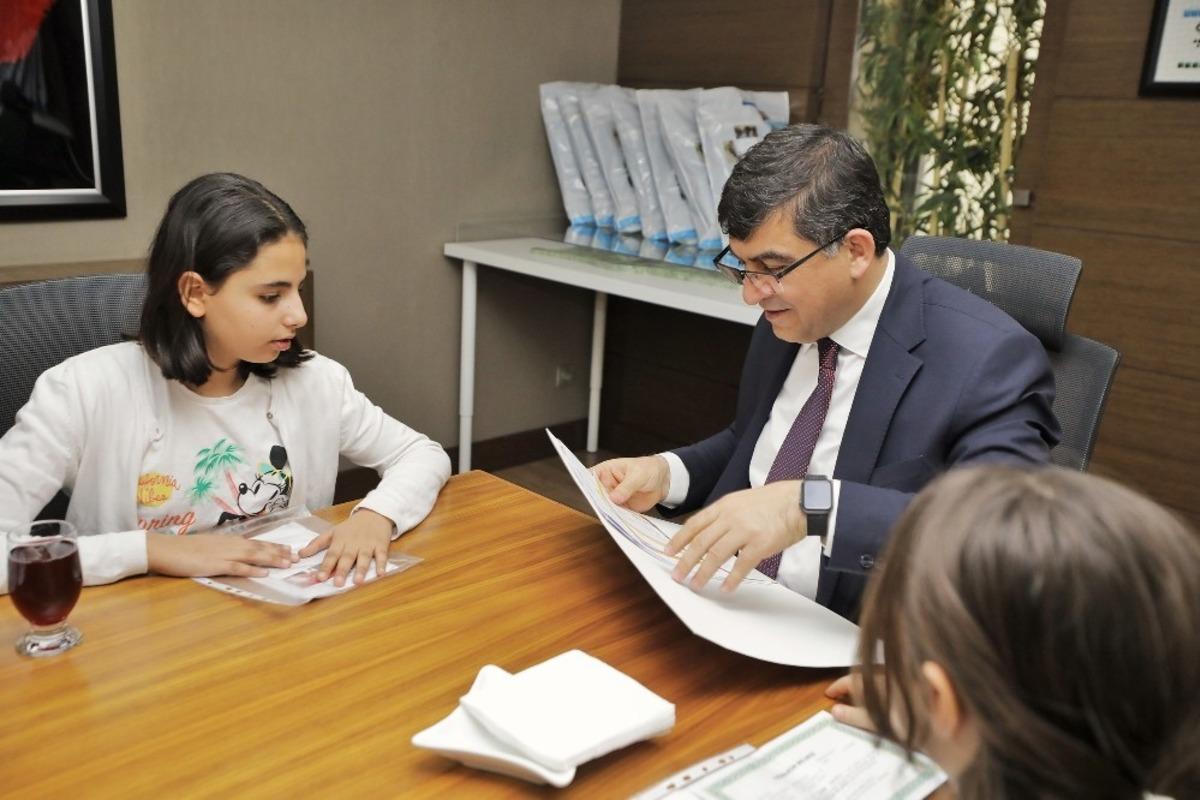 Yetim &ouml;ğrenciler, karne sevin&ccedil;lerini Başkan Fadıloğlu ile paylaştı