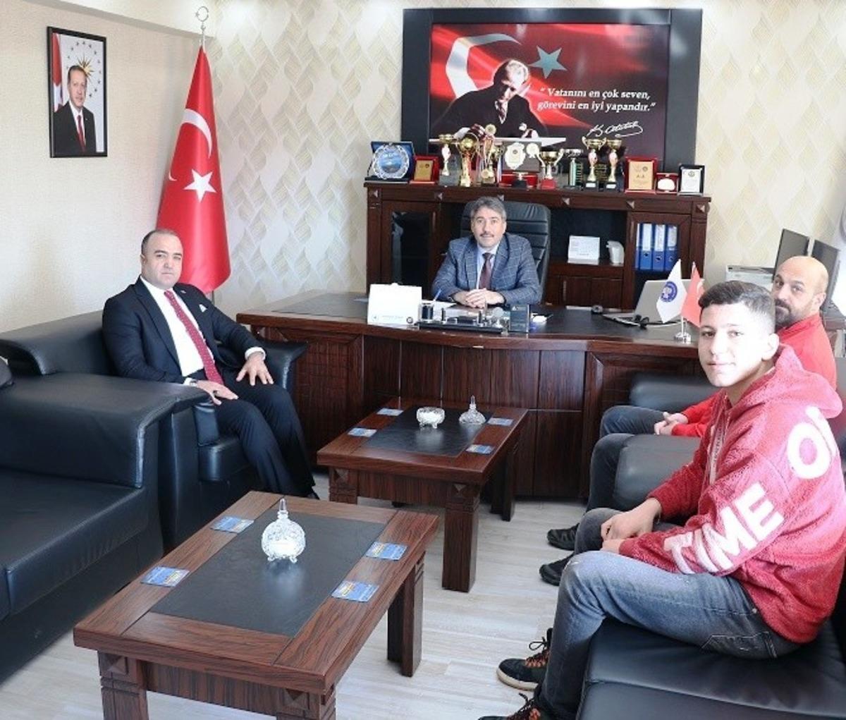 Ağrılı Boks&ouml;r Ferhat İncekaya g&uuml;m&uuml;ş madalya ile d&ouml;nd&uuml;