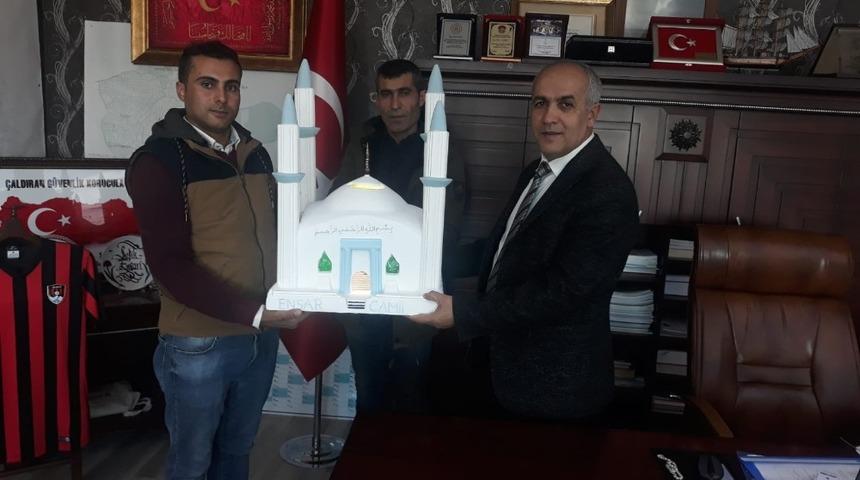 Başkan Ensari&rsquo;ye 3 bin kişilik caminin maketini hediye ettiler