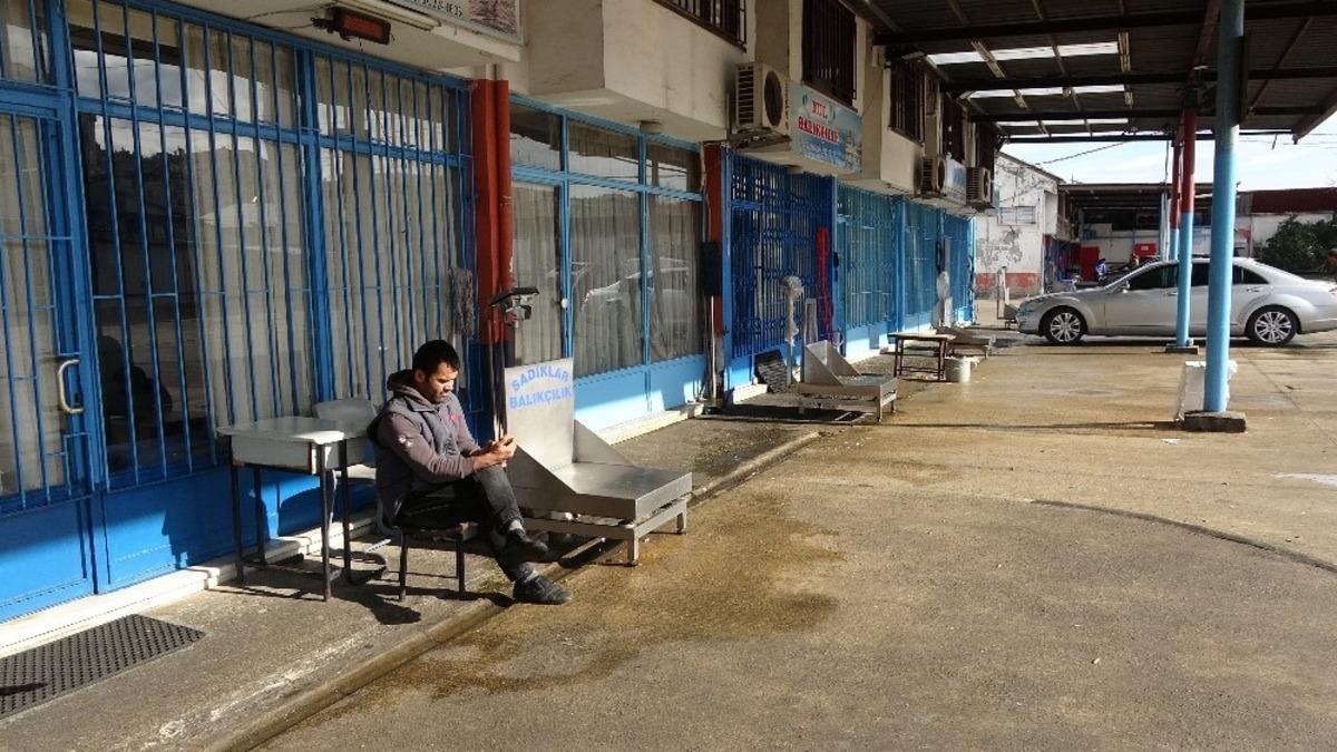 Balık&ccedil;ı tekneleri hava muhalefeti nedeniyle denize a&ccedil;ılamayınca balık haline de balık gelmedi