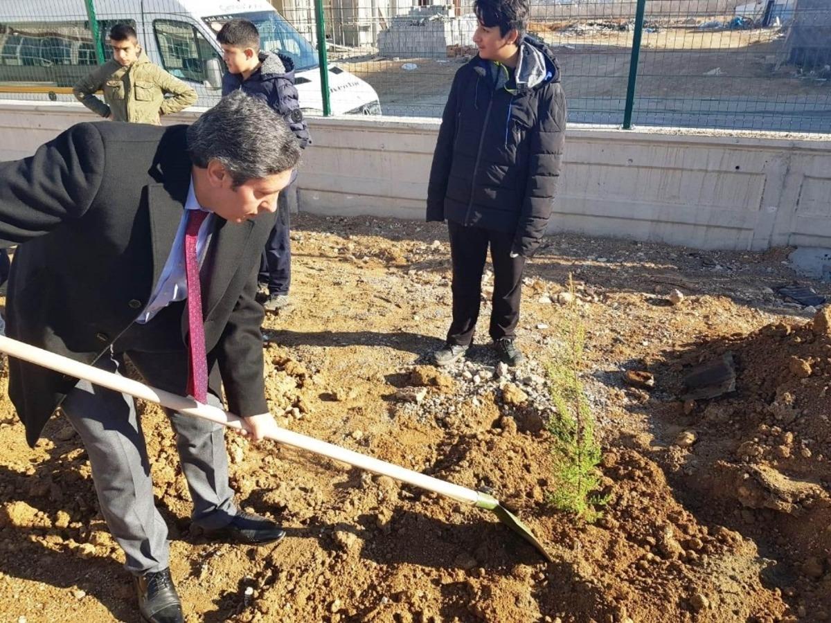 Malatya&rsquo;da 100 fidan Toprak Dede&rsquo;yle aynı g&uuml;n toprakla buluşturuldu