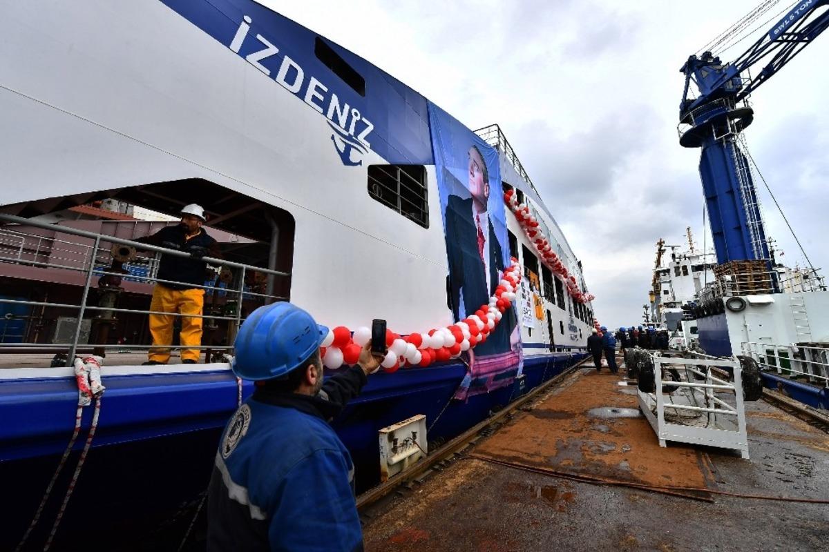 İzmir&rsquo;in yeni arabalı feribotu suya indirildi
