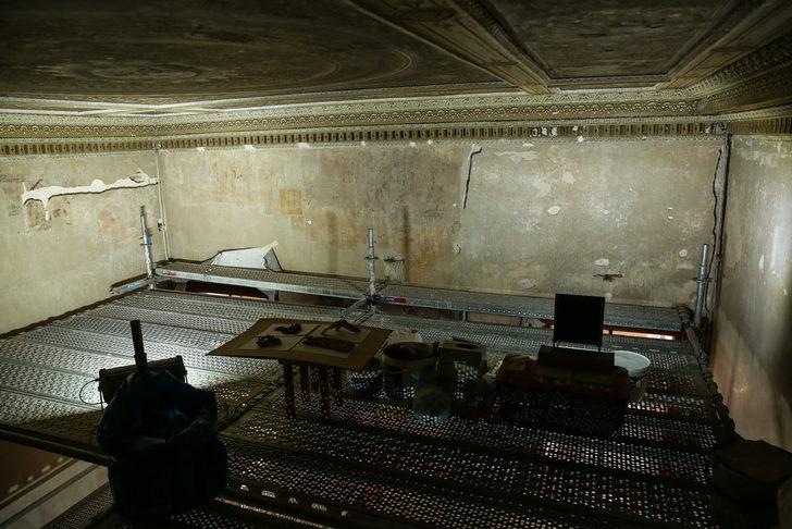 Dolmabahçe Sarayı'ndaki restorasyonda yüz yıllık gazete kupürleri bulundu! G4