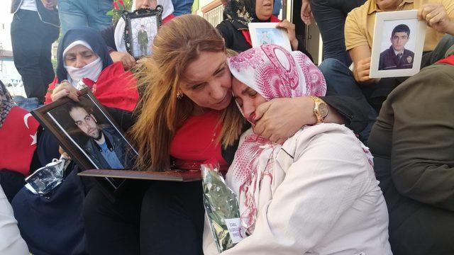 Diyarbakır'daki anneleri ziyaretleri nedeniyle sendikadan ihraç edilen öğretmenler hukuka gidiyor