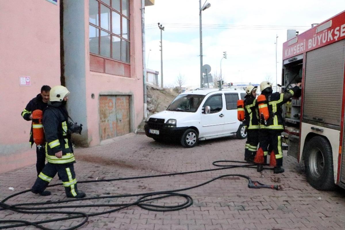 Balkonda &ccedil;ıkan yangını itfaiye ekipleri s&ouml;nd&uuml;rd&uuml;