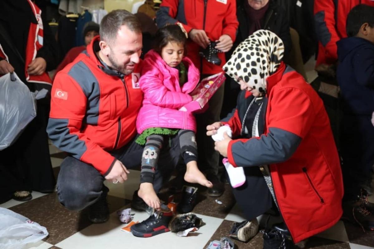 Sancaktepe Belediye Başkanı Şeyma D&ouml;ğ&uuml;c&uuml;, İdlib&rsquo;de ihtiya&ccedil; sahiplerine yardım dağıttı