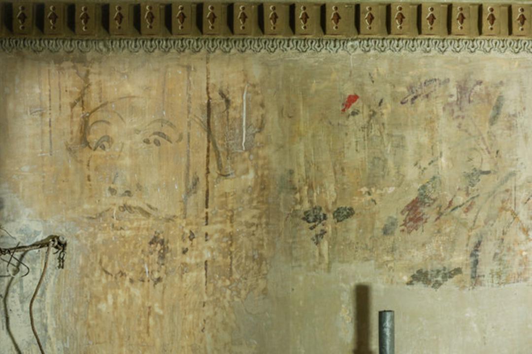 Dolmabah&ccedil;e Sarayı'ndaki restorasyonda y&uuml;z yıllık gazete kup&uuml;rleri bulundu!