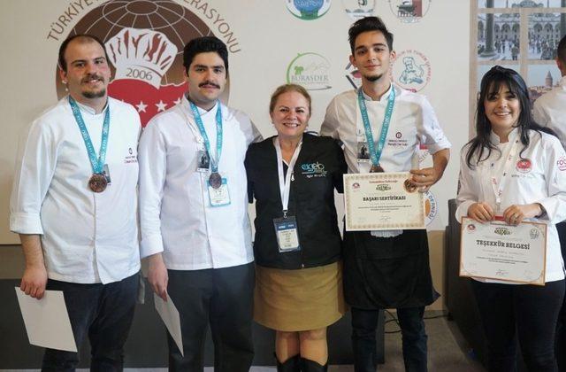 Anadolu Üniversitesi “Gelenekten Geleceğe” yarışmasından 6 madalya ile döndü