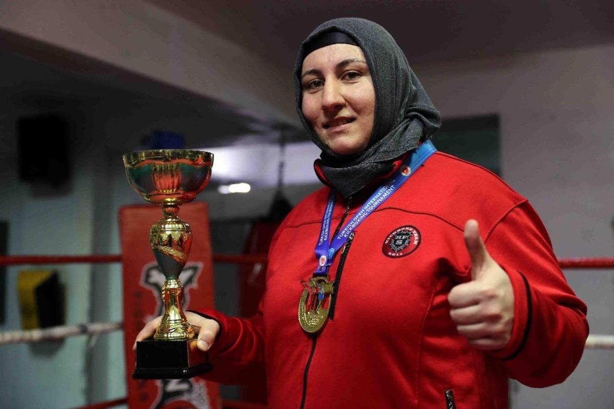 Boks eldivenleriyle ev hanımlarına &ouml;rnek oldu