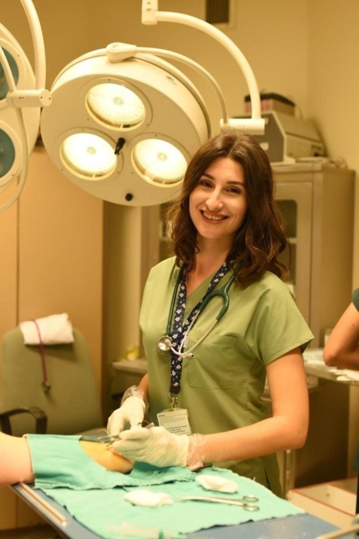 Burhaniyeli gen&ccedil; doktor doğduğu hastanede şifa dağıtıyor