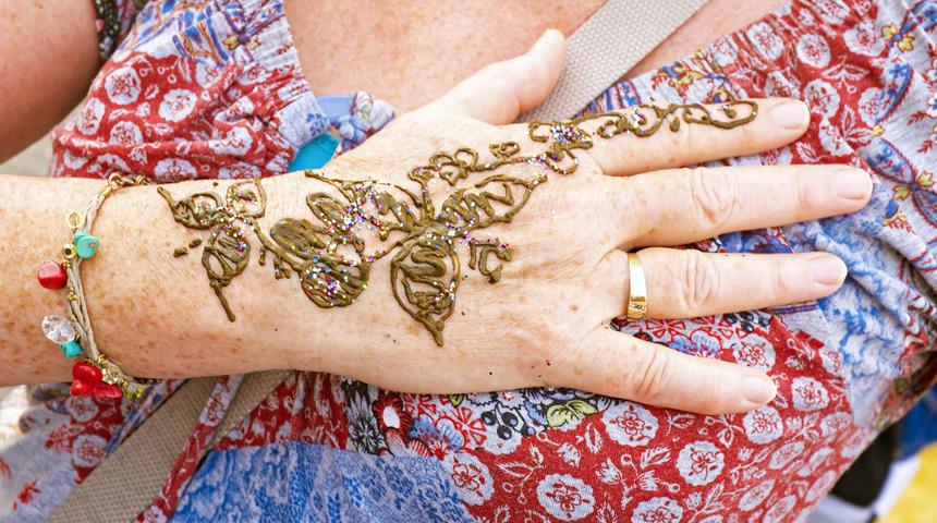 Kolay hint kınası modelleri nelerdir? &Ccedil;i&ccedil;ek deseninin tercih edilme nedeni...