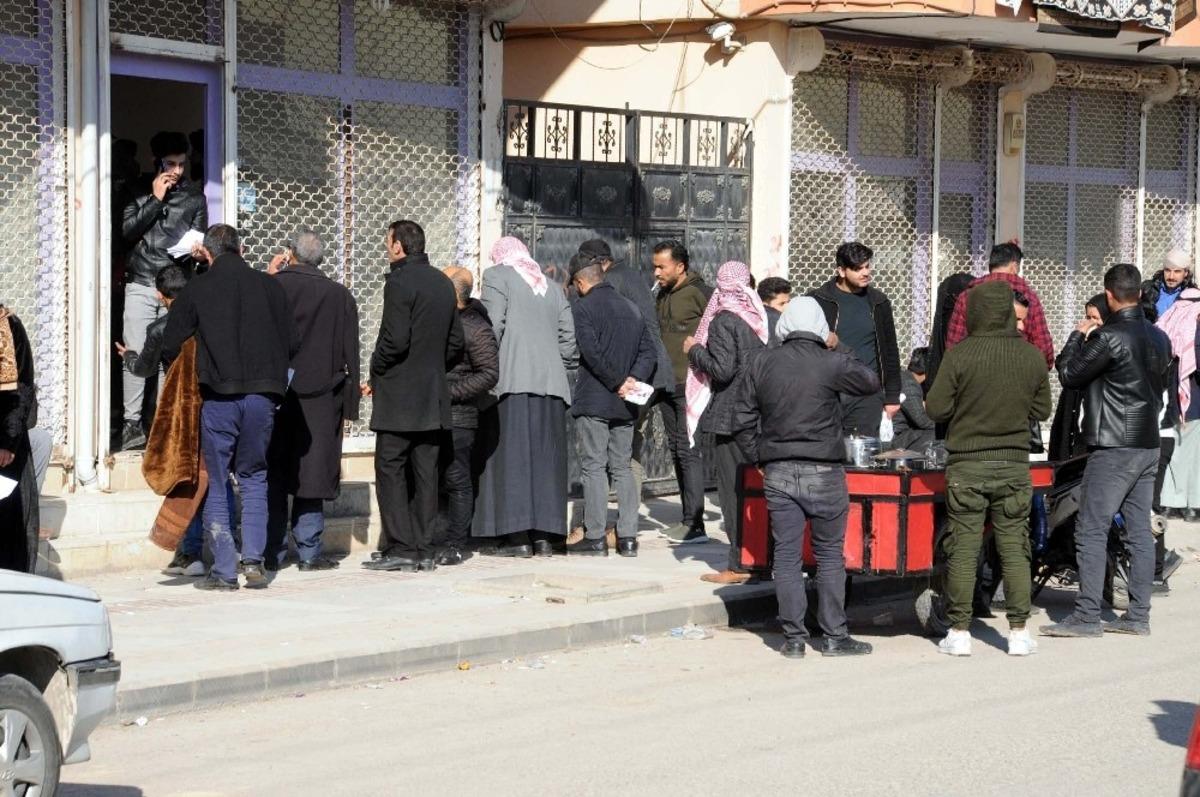 Haberi duyan Suriyeliler g&uuml;mr&uuml;k kapısına akın etti