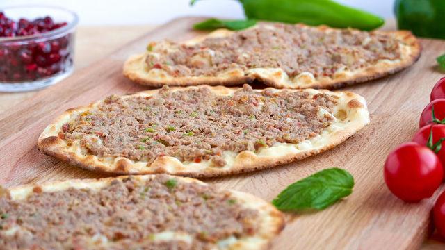 Evde lahmacun tarifi: Tavada lahmacun nasıl yapılır
