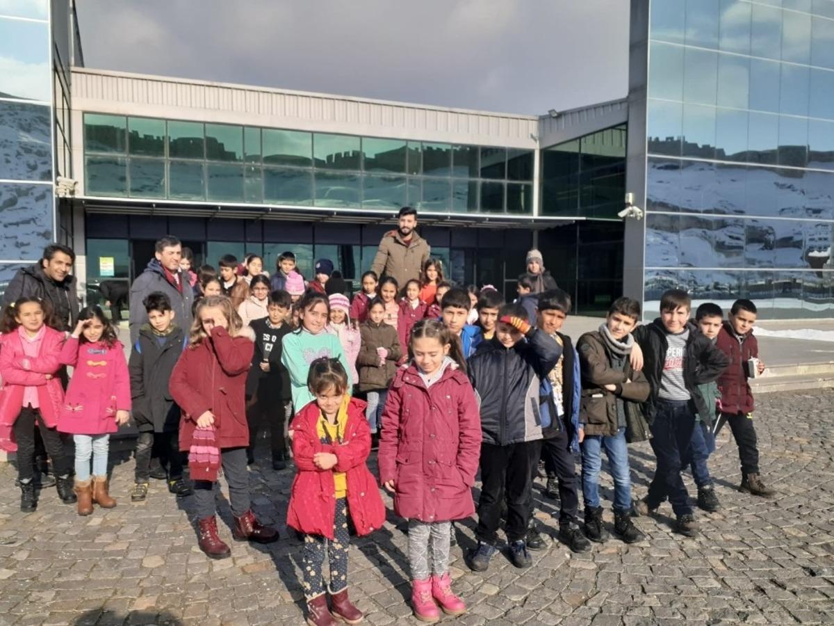 Edremit Belediyesinden &ouml;ğrencilere s&ouml;mestr hediyesi