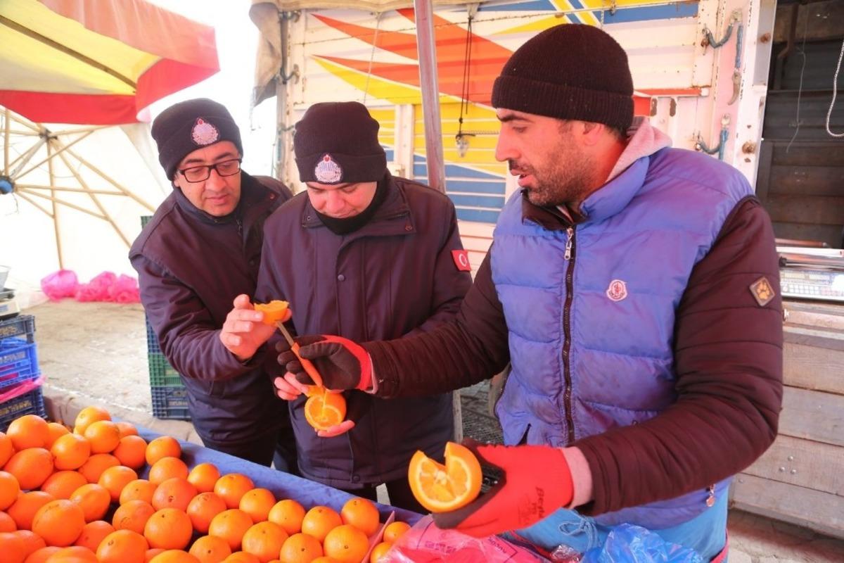 Zabıta ekiplerinden donmuş sebze meyve kontrol&uuml;