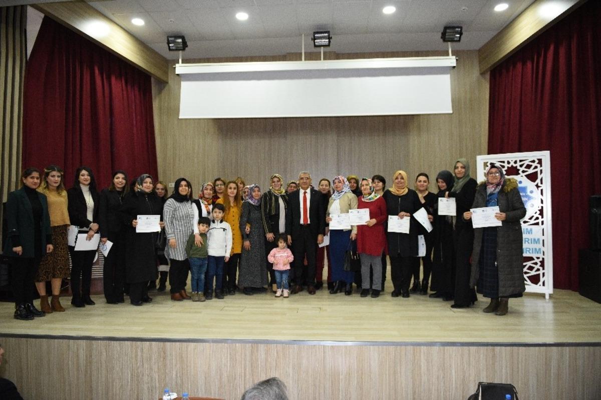 Kadın kursiyerlere sertifikaları t&ouml;renle verildi