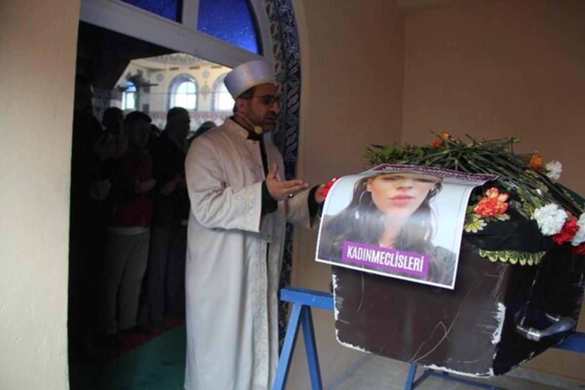 İzmir&rsquo;de eski eşini &ouml;ld&uuml;ren zanlının babası da annesini &ouml;ld&uuml;rm&uuml;ş