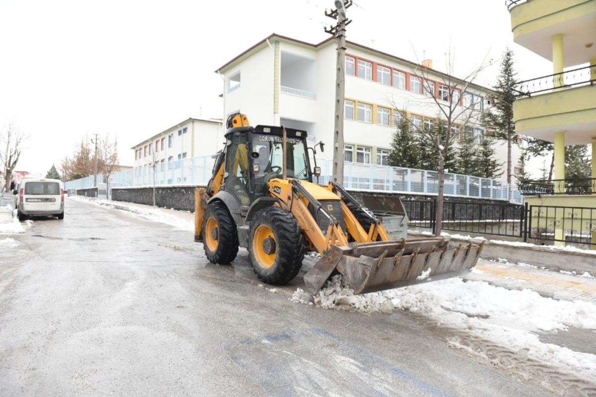 &Ccedil;orum Belediyesi&rsquo;nde kar mesaisi
