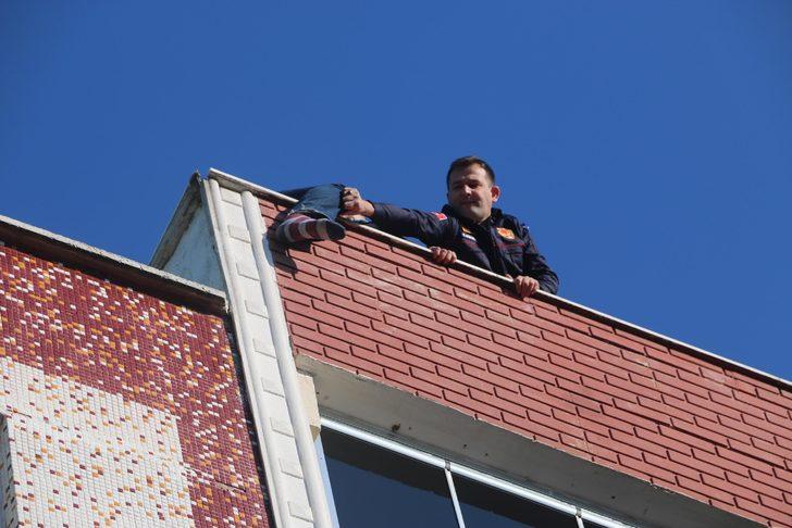 Manisa'da ailesiyle tartışan şahıs soluğu apartmanın çatısında aldı G2