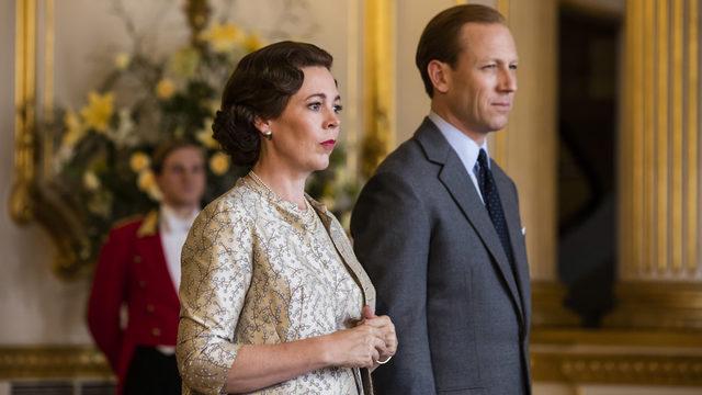 Dizinin 3. sezonunda Kraliçe Elizabeth'i Olivia Colman, Prens Philip'i Tobias Menzies canlandırıyor