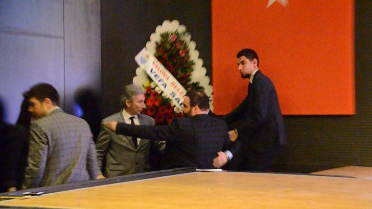 Göç İdaresi İletişim Dairesi Başkanı Dr. Aydın Kadıoğlu, kürsüde kalp krizi geçirdi G1