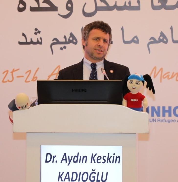 Göç İdaresi İletişim Dairesi Başkanı Dr. Aydın Kadıoğlu, kürsüde kalp krizi geçirdi G3