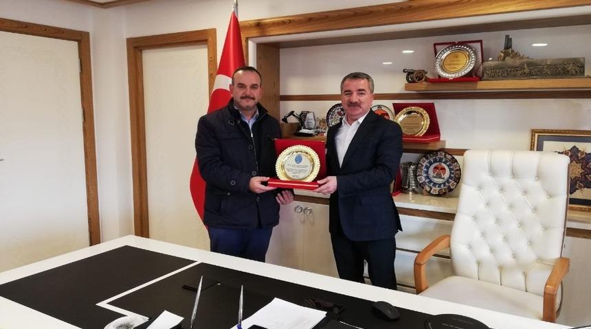 Eğitime desteğe plaketli teşekk&uuml;r