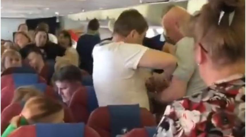 Rusya’da uçakta olay çıkaran yolcuya ‘bantlı’ müdahale