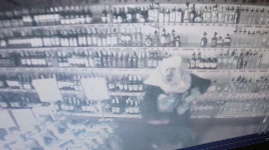 Kafasına çuval geçirip market soydu