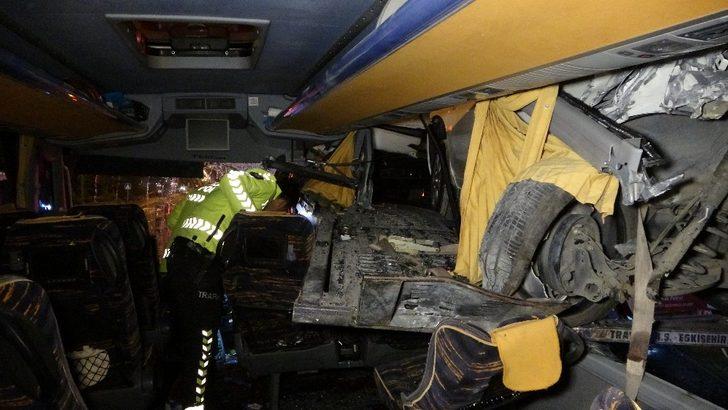 Uşak’ta yolcu otobüsü kaza yaptı: 3’ü ağır 13 yaralı G4