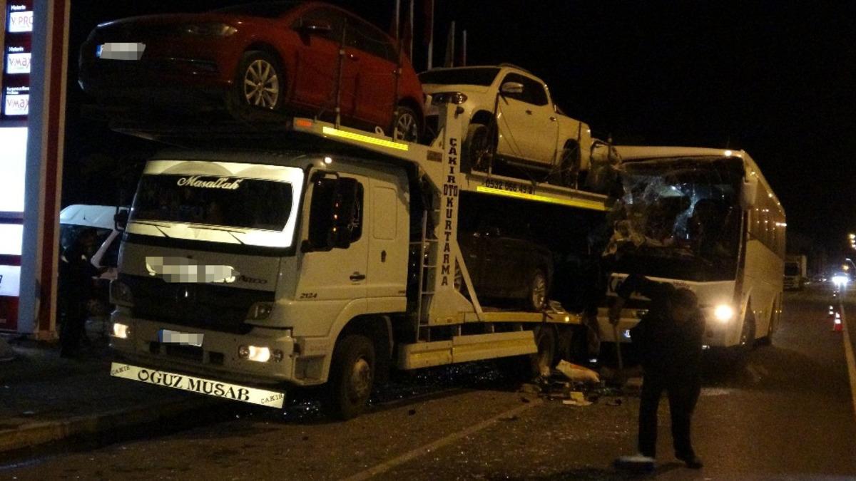 Uşak&rsquo;ta yolcu otob&uuml;s&uuml; kaza yaptı: 3&rsquo;&uuml; ağır 13 yaralı