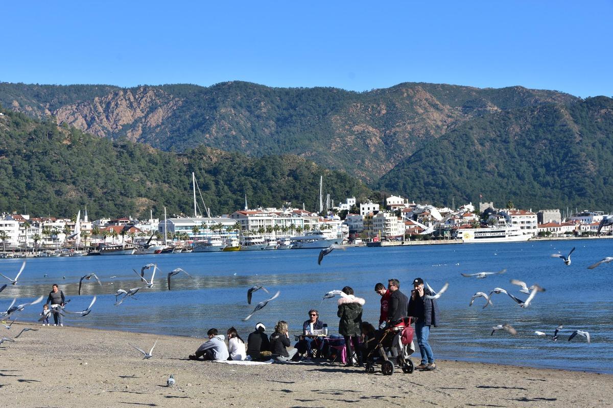 Marmaris'te Ocak ayında yazdan kalma g&uuml;nler