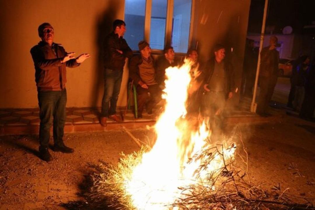 Manisa'da deprem sonrası vatandaşlar geceyi &ccedil;adırlarda ge&ccedil;irdi