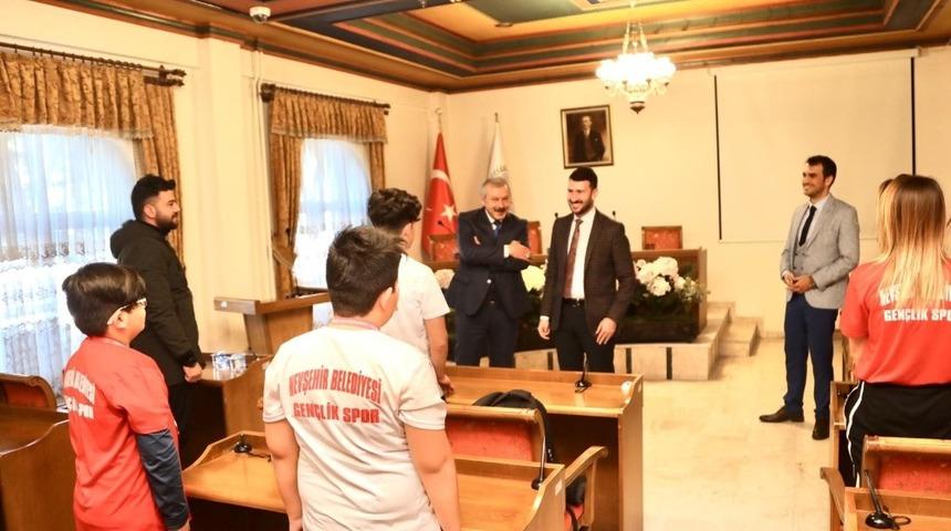 Başkan Yardımcısı Y&uuml;zer, şampiyon boks&ouml;rleri tebrik etti