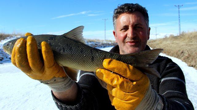 Soğuk kış günlerinin vazgeçilmez aktivitesi: Eskimo usulü balık avı