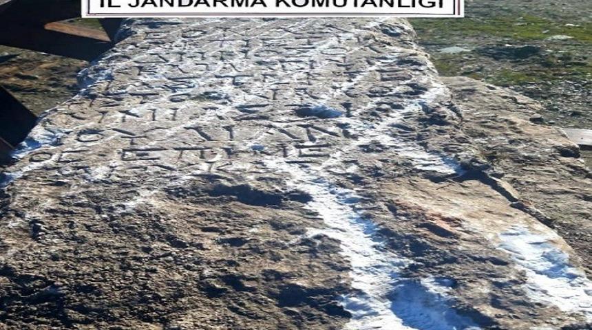 Balıkesir&rsquo;de antik mezar taşı ele ge&ccedil;irildi