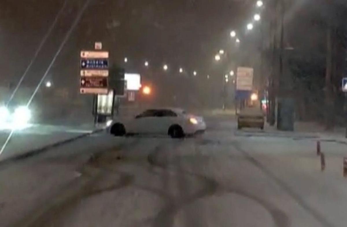 Karda drift yaparken kaldırıma saplandı