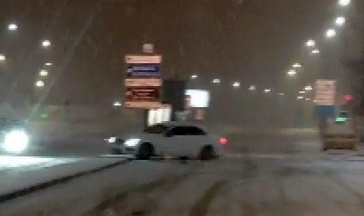Karda drift yaparken kaldırıma saplandı G2