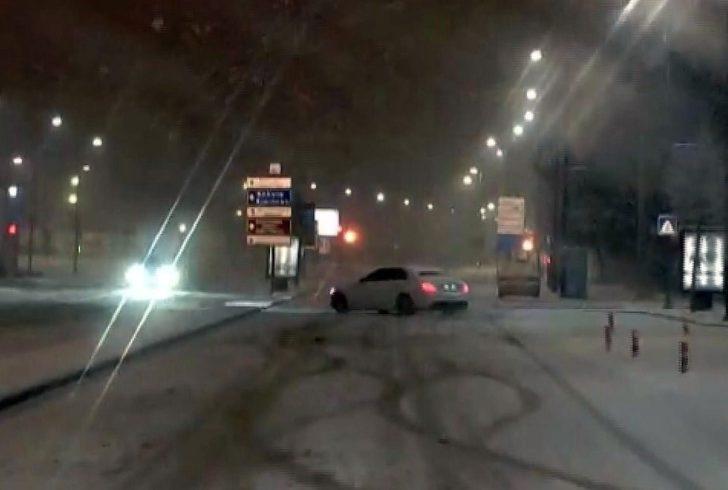 Karda drift yaparken kaldırıma saplandı G3