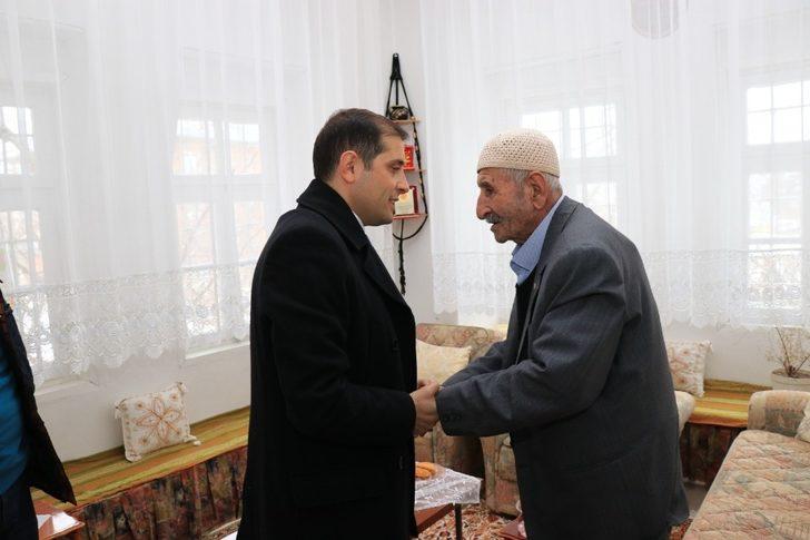 Kaymakam Erat’tan ‘Yaşayan İnsan Hazinesi’ Kalender’e ziyaret G3