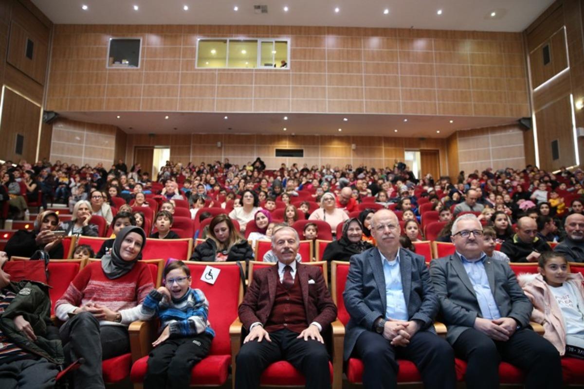 Bayrampaşalı &ccedil;ocuklar doyasıya eğlendi