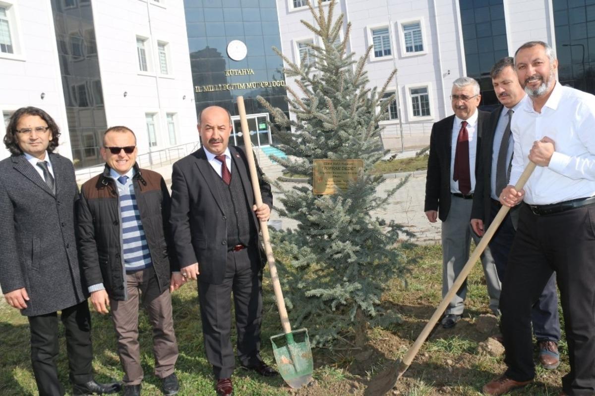 K&uuml;tahya&rsquo;da Hayrettin Karaca anısına fidan dikme etkinliği