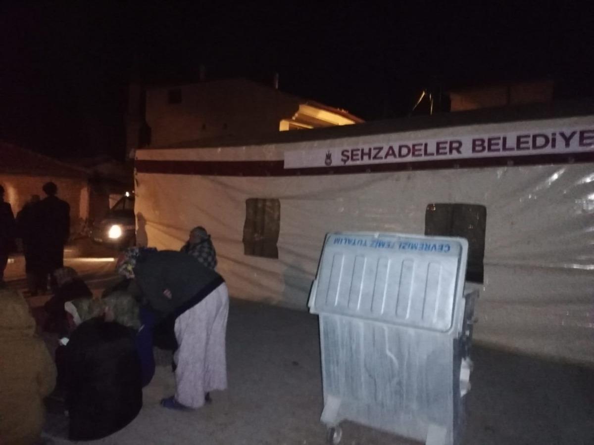 Şehzadeler Belediyesinden deprem b&ouml;lgesine &ccedil;adır desteği