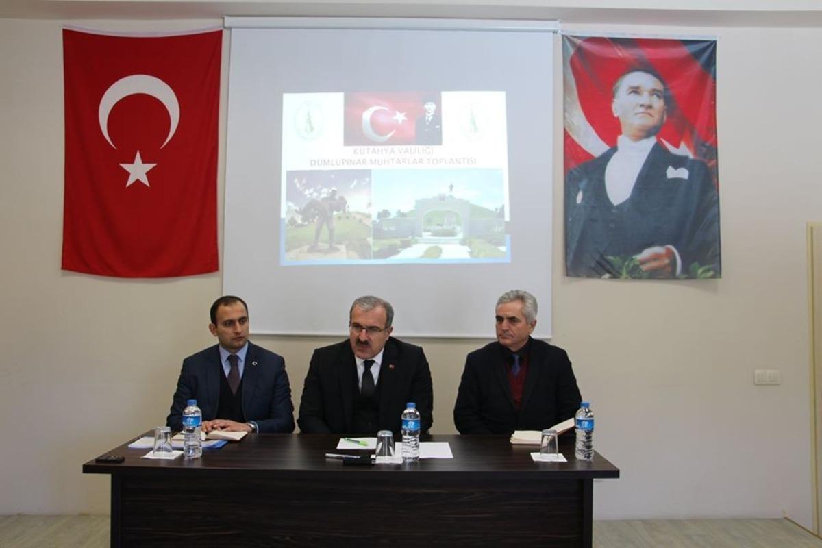 Vali Dr. &Ouml;mer Toraman Dumlupınar il&ccedil;esinde muhtarlarla toplantı yaptı