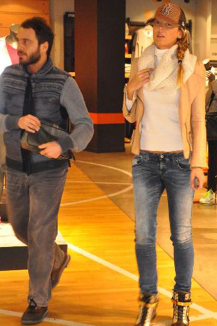 Petek Dinçöz'den sevgiliyle kanka pozu G2