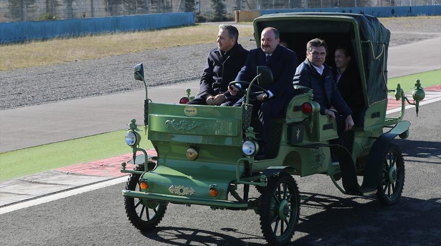 Bakan Varank, yerli üretim elektrikli faytonu test etti